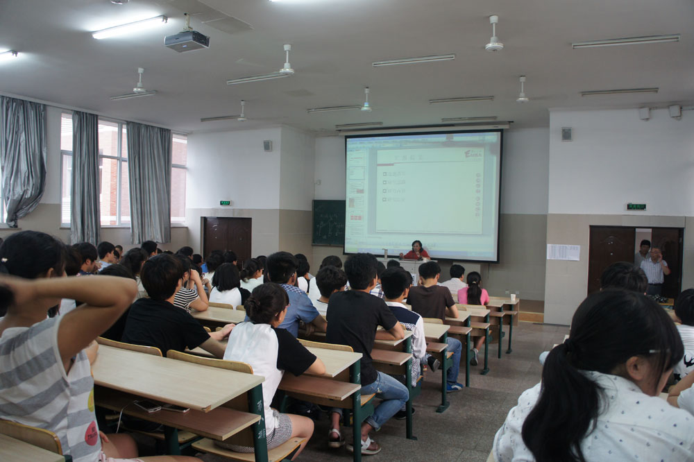 黄小明大师为广厦学院的学生们讲课2
